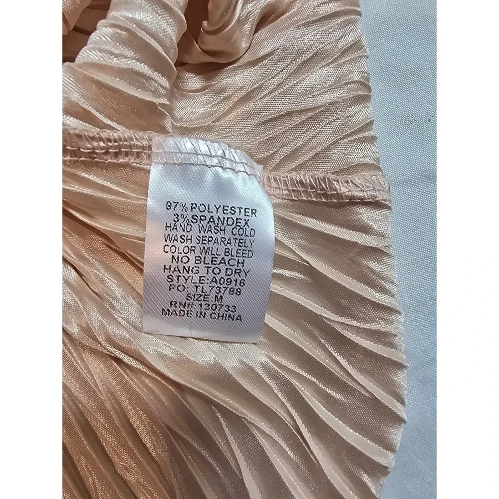 Umgee Champagne Pink Crinkle Pleat Halter Top Chain Neck A0916 Size M NEW‎